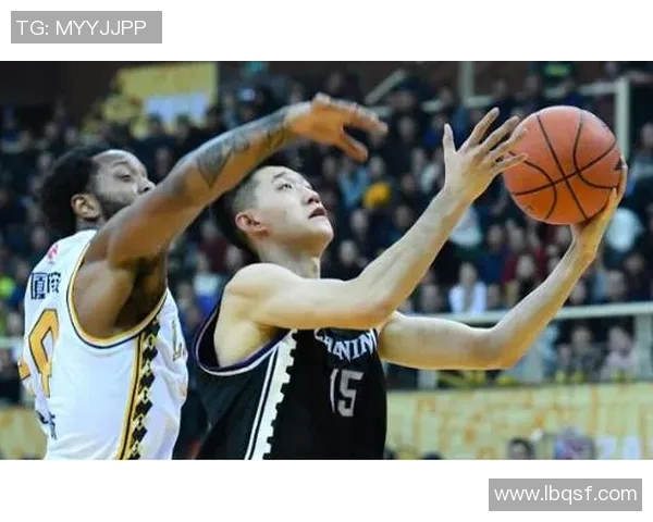 赛后分析:上海篮球队与深圳篮球队的团队协作与战术执行探讨 赛后分析:上海篮球队与深圳篮球队的团队协作与战术执行探讨