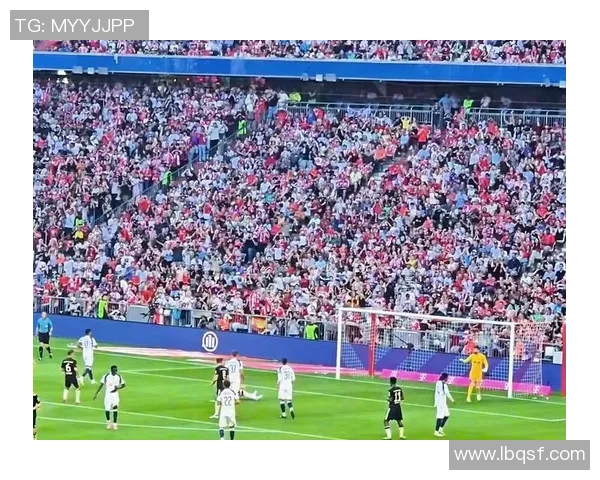 足球明星亲临看台与球迷互动热情打招呼引发全场欢呼声 足球明星亲临看台与球迷互动热情打招呼引发全场欢呼声