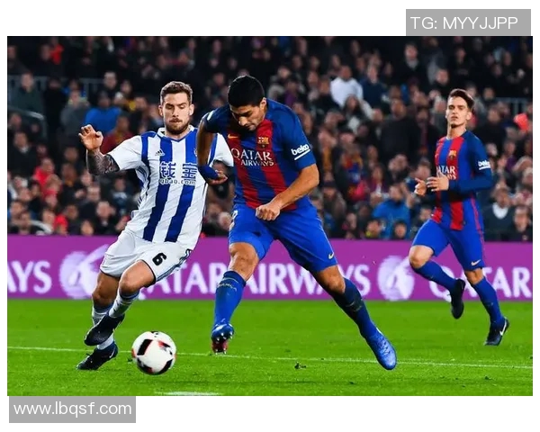 足球明星闪耀野球场激情对决引发球迷热潮