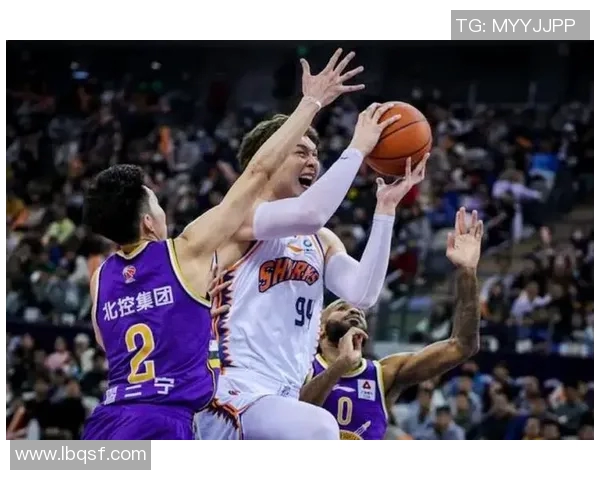 南京足球队以61分领跑冠军赛积分榜展现强大实力 南京足球队以61分领跑冠军赛积分榜展现强大实力