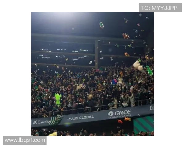 小贝足球明星赛盛况空前球迷热情高涨共同见证传奇时刻 小贝足球明星赛盛况空前球迷热情高涨共同见证传奇时刻